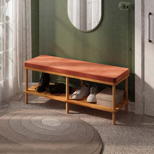 Waljan Bench 120 x 38, somon kadife döşemeli oturum ve masif kayın gövde, döşenmiş oda ortamında kullanım görünümü