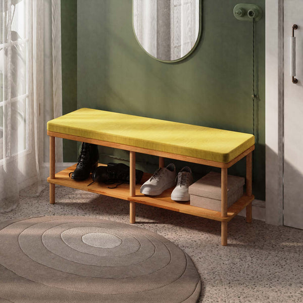 Waljan Bench 120 x 38, sarı kadife döşemeli oturum ve masif kayın gövde, döşenmiş oda ortamında kullanım görünümü