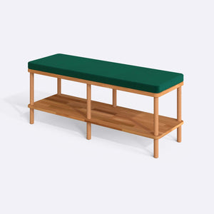 Waljan Bench 120 x 38, zümrüt kadife döşemeli oturum ve masif kayın gövde, beyaz zeminde üç çeyrek açıdan stüdyo çekimi