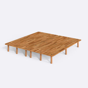 Beorn Çift Kişilik Karyola 200 x 200 cm, %100 masif kayın, doğal ahşap dokusu, beyaz zeminde üç çeyrek açıdan stüdyo çekimi