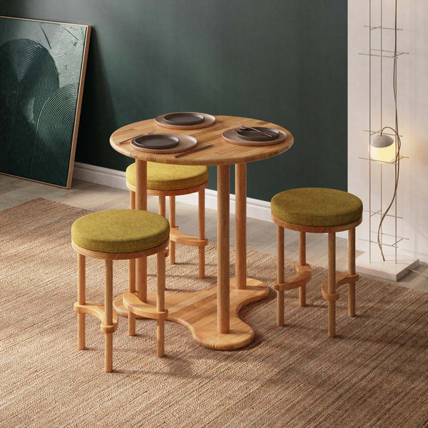 Fei Yemek Masası 78 x 78 cm, sarı keten oturumlu tabureler eşliğinde döşenmiş oda ortamında kullanım görünümü