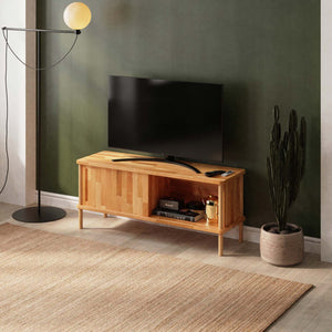 Shava TV Ünitesi 120 x 38, %100 masif kayın, 120 cm genişliğinde, ev ortamında kullanım görünümü