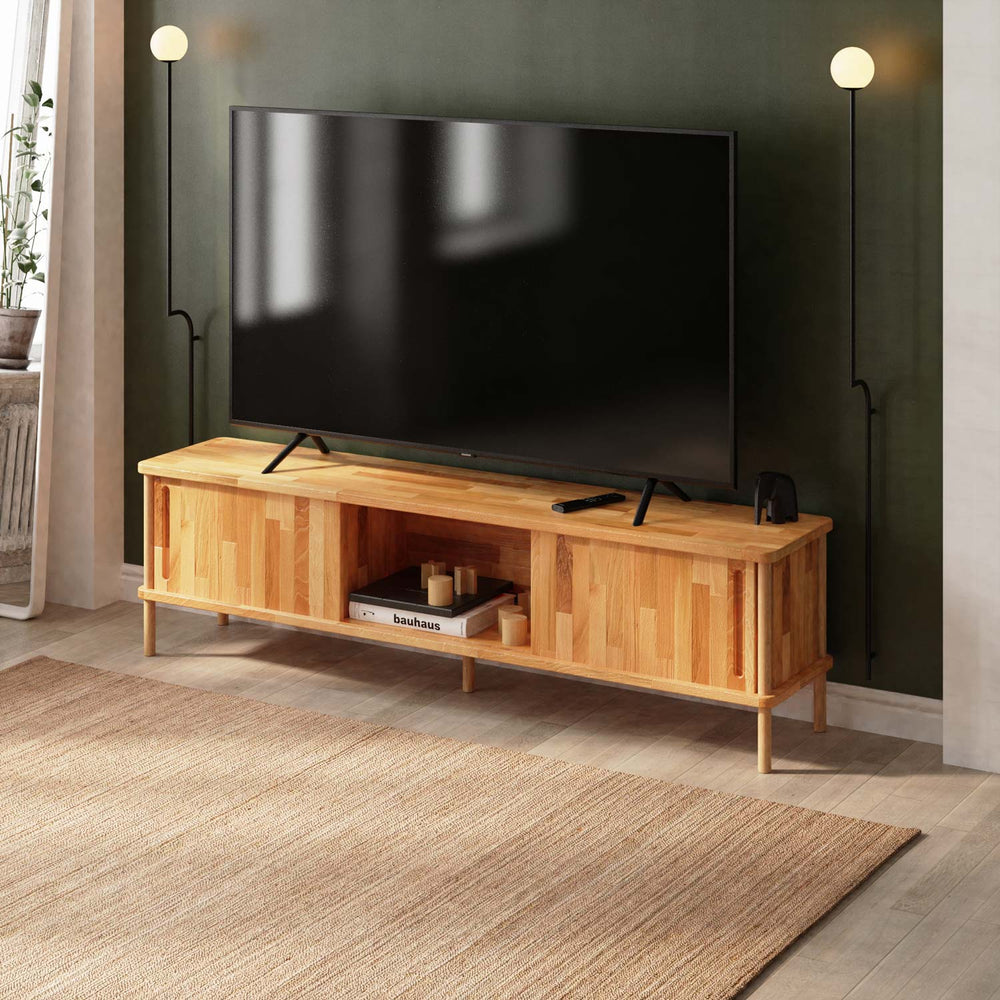 Shava TV Ünitesi 180 x 38, %100 masif kayın, 180 cm genişliğinde, ev ortamında kullanım görünümü