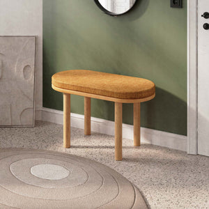 Shiv Bench 80 x 38 cm, badem keten döşeme, masif kayın gövde, döşenmiş oda ortamında kullanım görünümü