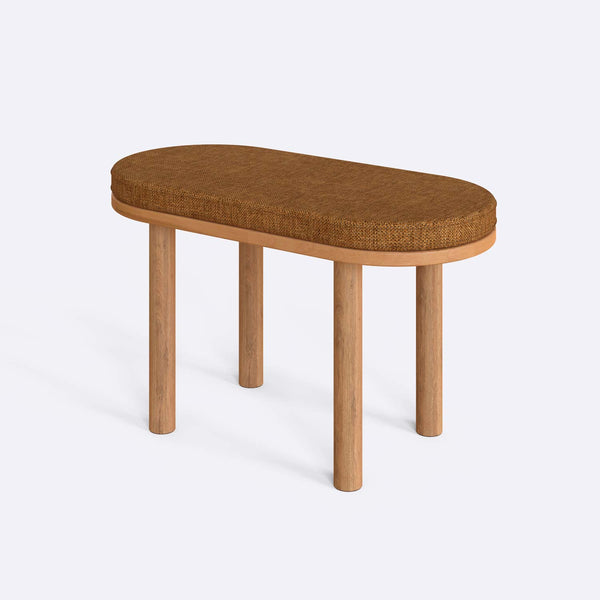 Shiv Bench 80 x 38 cm, badem keten döşeme, masif kayın gövde, beyaz zeminde üç çeyrek açıdan stüdyo çekimi