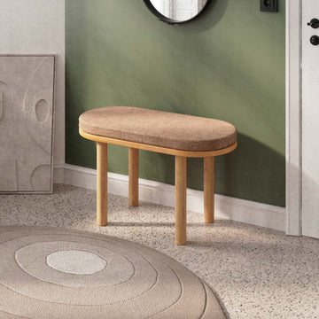 Shiv Bench 80 x 38 cm, kahve keten döşeme, masif kayın gövde, döşenmiş oda ortamında kullanım görünümü
