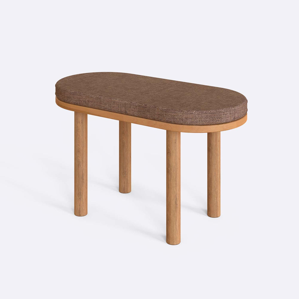 Shiv Bench 80 x 38 cm, kahve keten döşeme, masif kayın gövde, döşenmiş oda ortamında kullanım görünümü