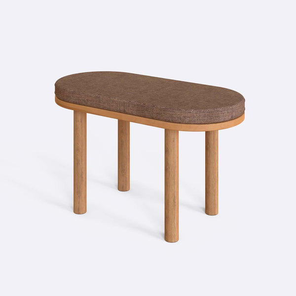 Shiv Bench 80 x 38 cm, kahve keten döşeme, masif kayın gövde, beyaz zeminde üç çeyrek açıdan stüdyo çekimi