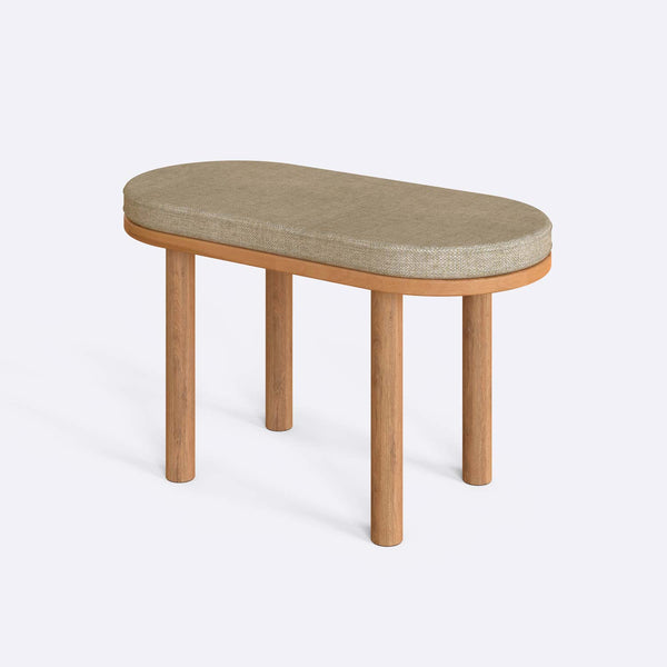 Shiv Bench 80 x 38 cm, kum keten döşeme, masif kayın gövde, beyaz zeminde üç çeyrek açıdan stüdyo çekimi