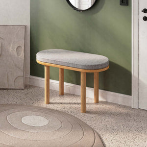 Shiv Bench 80 x 38 cm, gri keten döşeme, masif kayın gövde, döşenmiş oda ortamında kullanım görünümü