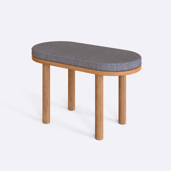 Shiv Bench 80 x 38 cm, gri keten döşeme, masif kayın gövde, beyaz zeminde üç çeyrek açıdan stüdyo çekimi