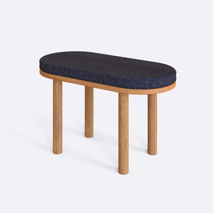 Shiv Bench 80 x 38 cm, lacivert keten döşeme, masif kayın gövde, beyaz zeminde üç çeyrek açıdan stüdyo çekimi