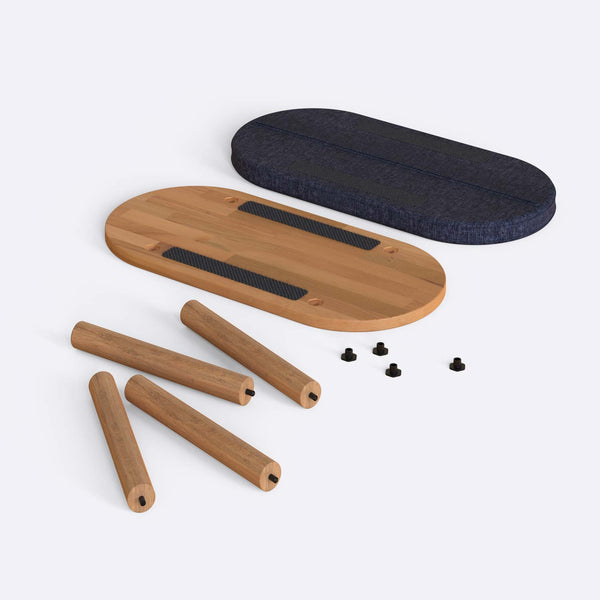 Shiv Bench 80 x 38 cm, lacivert keten döşeme, masif kayın gövde, düz beyaz zeminde önden stüdyo çekimi
