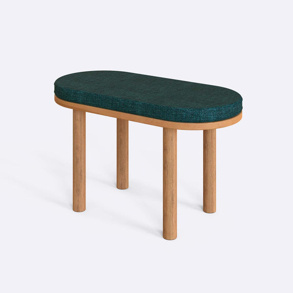 Shiv Bench 80 x 38 cm, petrol keten döşeme, masif kayın gövde, beyaz zeminde üç çeyrek açıdan stüdyo çekimi