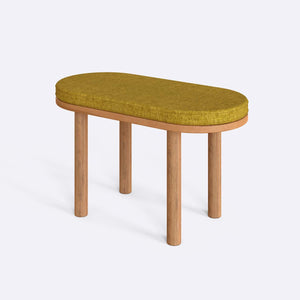 Shiv Bench 80 x 38 cm, sarı keten döşeme, masif kayın gövde, beyaz zeminde üç çeyrek açıdan stüdyo çekimi