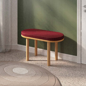 Shiv Bench 80 x 38 cm, bordo keten döşeme, masif kayın gövde, döşenmiş oda ortamında kullanım görünümü