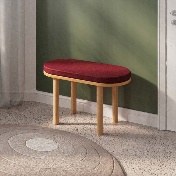 Shiv Bench 80 x 38 cm, bordo keten döşeme, masif kayın gövde, döşenmiş oda ortamında kullanım görünümü