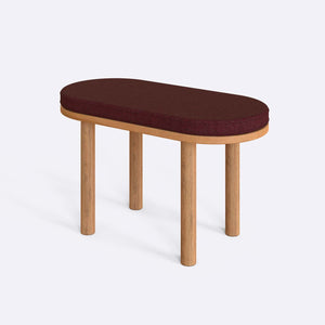 Shiv Bench 80 x 38 cm, bordo keten döşeme, masif kayın gövde, beyaz zeminde üç çeyrek açıdan stüdyo çekimi