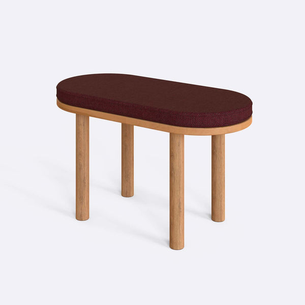 Shiv Bench 80 x 38 cm, bordo keten döşeme, masif kayın gövde, beyaz zeminde üç çeyrek açıdan stüdyo çekimi