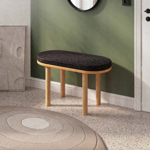 Shiv Bench 80 x 38 cm, siyah keten döşeme, masif kayın gövde, döşenmiş oda ortamında kullanım görünümü