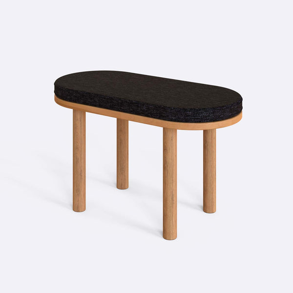 Shiv Bench 80 x 38 cm, siyah keten döşeme, masif kayın gövde, beyaz zeminde üç çeyrek açıdan stüdyo çekimi
