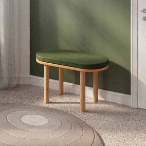 Shiv Bench 80 x 38 cm, yeşil keten döşeme, masif kayın gövde, döşenmiş oda ortamında kullanım görünümü