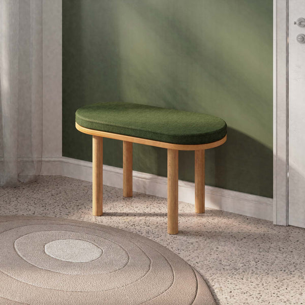 Shiv Bench 80 x 38 cm, yeşil keten döşeme, masif kayın gövde, döşenmiş oda ortamında kullanım görünümü
