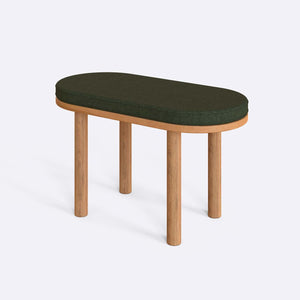 Shiv Bench 80 x 38 cm, yeşil keten döşeme, masif kayın gövde, beyaz zeminde üç çeyrek açıdan stüdyo çekimi