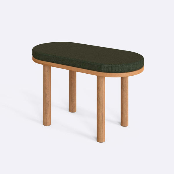 Shiv Bench 80 x 38 cm, yeşil keten döşeme, masif kayın gövde, beyaz zeminde üç çeyrek açıdan stüdyo çekimi