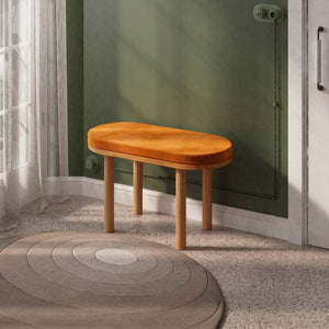 Shiv Bench 80 x 38 cm, badem kadife döşeme, masif kayın gövde, döşenmiş oda ortamında kullanım görünümü