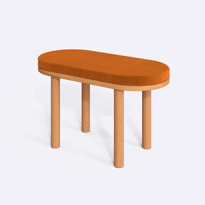 Shiv Bench 80 x 38 cm, badem kadife döşeme, masif kayın gövde, beyaz zeminde üç çeyrek açıdan stüdyo çekimi
