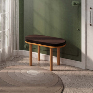 Shiv Bench 80 x 38 cm, kahve kadife döşeme, masif kayın gövde, döşenmiş oda ortamında kullanım görünümü