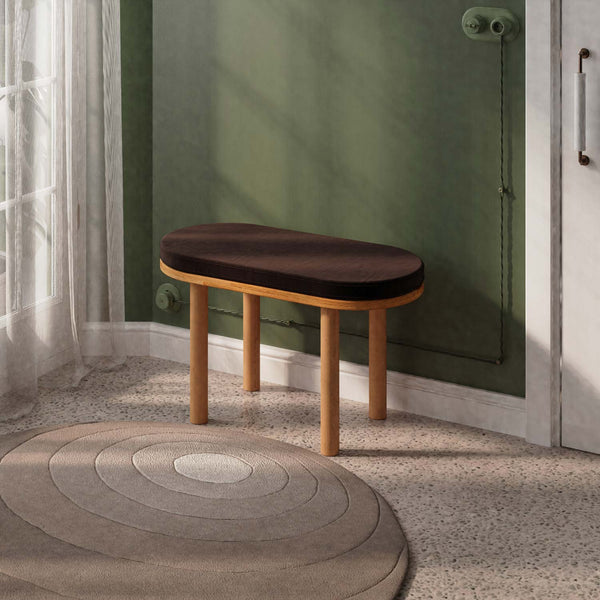 Shiv Bench 80 x 38 cm, kahve kadife döşeme, masif kayın gövde, döşenmiş oda ortamında kullanım görünümü