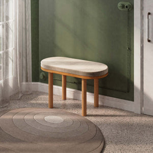 Shiv Bench 80 x 38 cm, kum kadife döşeme, masif kayın gövde, döşenmiş oda ortamında kullanım görünümü