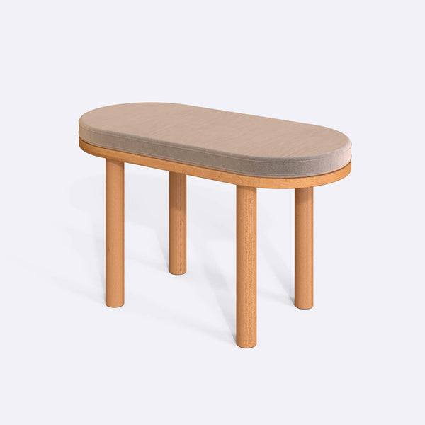 Shiv Bench 80 x 38 cm, kum kadife döşeme, masif kayın gövde, beyaz zeminde üç çeyrek açıdan stüdyo çekimi