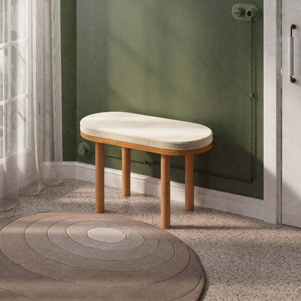Shiv Bench 80 x 38 cm, ekru kadife döşeme, masif kayın gövde, döşenmiş oda ortamında kullanım görünümü