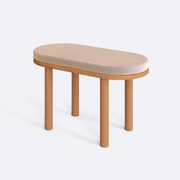 Shiv Bench 80 x 38 cm, ekru kadife döşeme, masif kayın gövde, beyaz zeminde üç çeyrek açıdan stüdyo çekimi