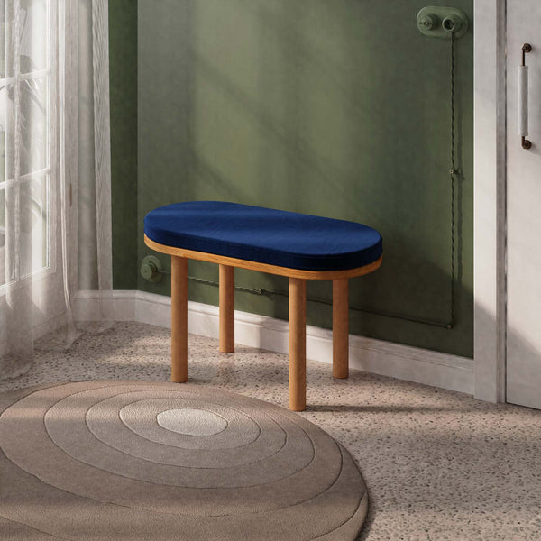 Shiv Bench 80 x 38 cm, lacivert kadife döşeme, masif kayın gövde, döşenmiş oda ortamında kullanım görünümü