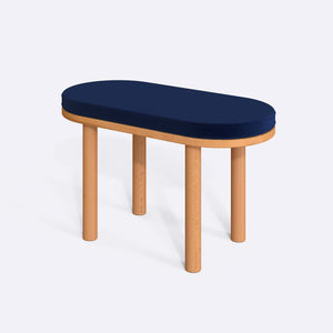 Shiv Bench 80 x 38 cm, lacivert kadife döşeme, masif kayın gövde, beyaz zeminde üç çeyrek açıdan stüdyo çekimi