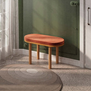 Shiv Bench 80 x 38 cm, somon kadife döşeme, masif kayın gövde, döşenmiş oda ortamında kullanım görünümü