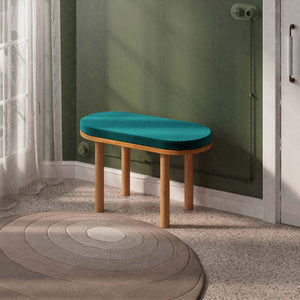 Shiv Bench 80 x 38 cm, petrol kadife döşeme, masif kayın gövde, döşenmiş oda ortamında kullanım görünümü