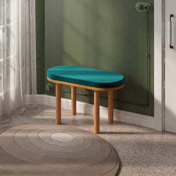 Shiv Bench 80 x 38 cm, petrol kadife döşeme, masif kayın gövde, döşenmiş oda ortamında kullanım görünümü