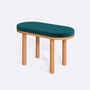 Shiv Bench 80 x 38 cm, petrol kadife döşeme, masif kayın gövde, beyaz zeminde üç çeyrek açıdan stüdyo çekimi