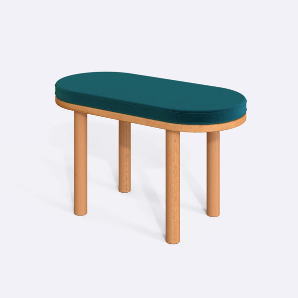 Shiv Bench 80 x 38 cm, petrol kadife döşeme, masif kayın gövde, beyaz zeminde üç çeyrek açıdan stüdyo çekimi