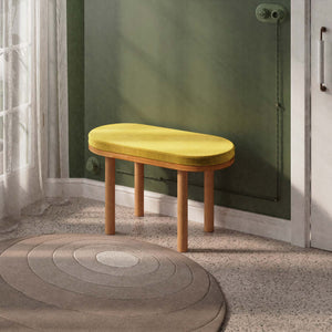 Shiv Bench 80 x 38 cm, sarı kadife döşeme, masif kayın gövde, döşenmiş oda ortamında kullanım görünümü
