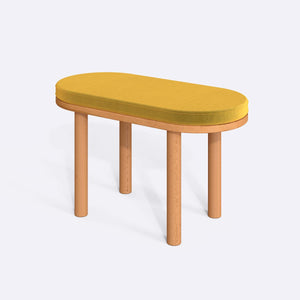 Shiv Bench 80 x 38 cm, sarı kadife döşeme, masif kayın gövde, beyaz zeminde üç çeyrek açıdan stüdyo çekimi