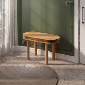 Shiv Bench 80 x 38 cm, vizon kadife döşeme, masif kayın gövde, döşenmiş oda ortamında kullanım görünümü