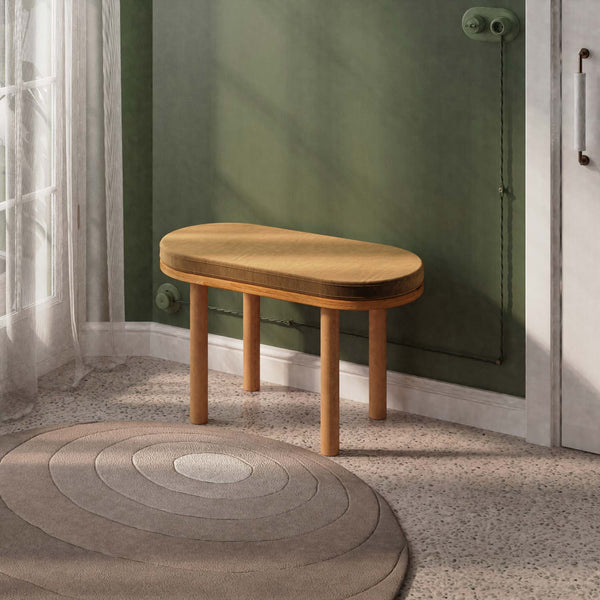 Shiv Bench 80 x 38 cm, vizon kadife döşeme, masif kayın gövde, döşenmiş oda ortamında kullanım görünümü