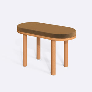 Shiv Bench 80 x 38 cm, vizon kadife döşeme, masif kayın gövde, beyaz zeminde üç çeyrek açıdan stüdyo çekimi
