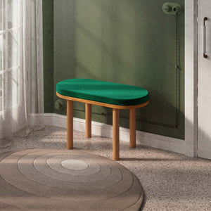 Shiv Bench 80 x 38 cm, zümrüt kadife döşeme, masif kayın gövde, döşenmiş oda ortamında kullanım görünümü